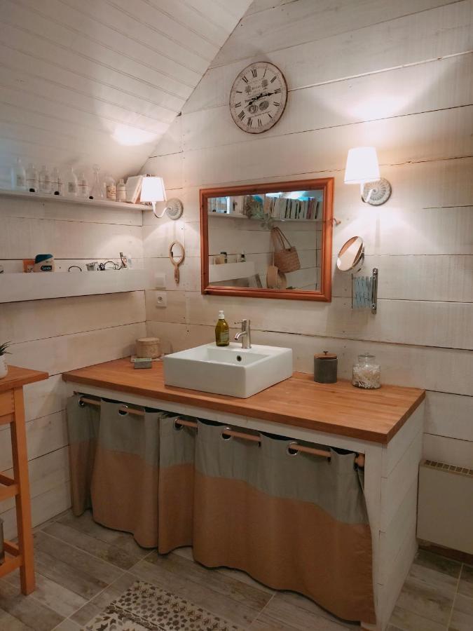 Chambre Familiale Anna "Mon Lit Au Pre" , Jusqu'A 4 Adultes Et 2 Enfants Avec Piscine Familles, Couples Ou Femmes Seulement Pontours Luaran gambar